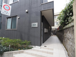 【エントランス】 | 商店街にも近く賑やかさと静かさのバランスの良い場所に立地