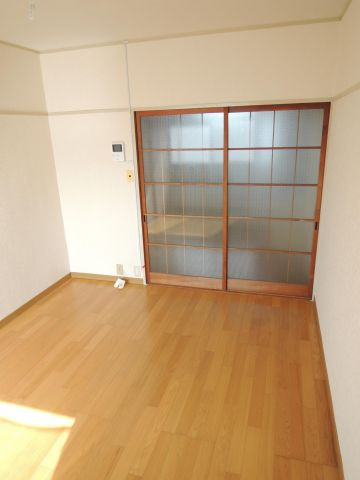 多摩市一ノ宮１丁目のアパートの洋室|【カツザワコーポA】