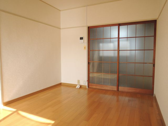 多摩市一ノ宮１丁目のアパートの洋室|【カツザワコーポA】