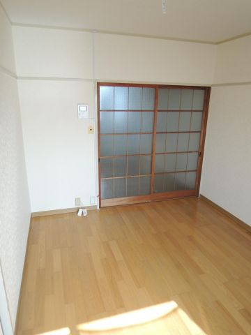 多摩市一ノ宮１丁目のアパートの洋室|【カツザワコーポA】