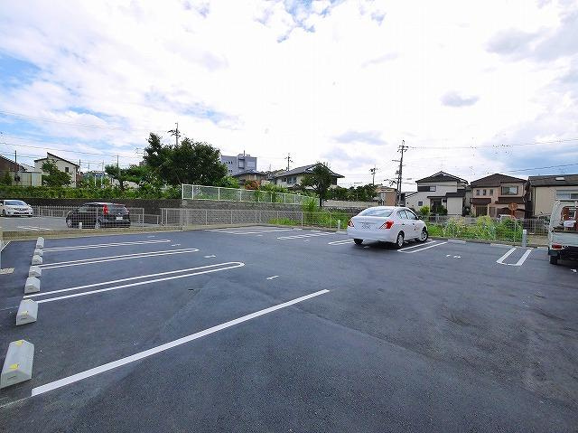 マーベラスコートⅢの駐車場