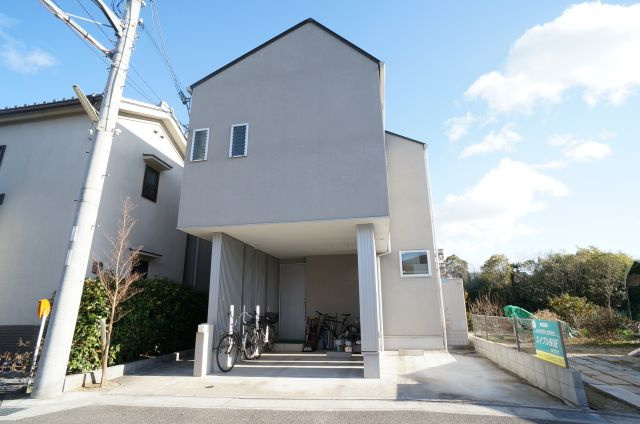 グリーンカーサの駐車場