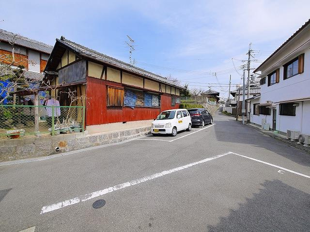 グランモア学園前の駐車場|駐車場があるので、車を買う予定の方も安心です