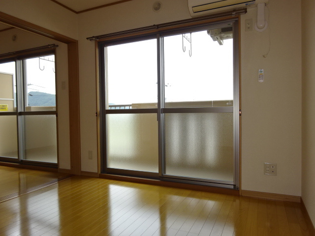 ユーミー川辺の居間・リビング