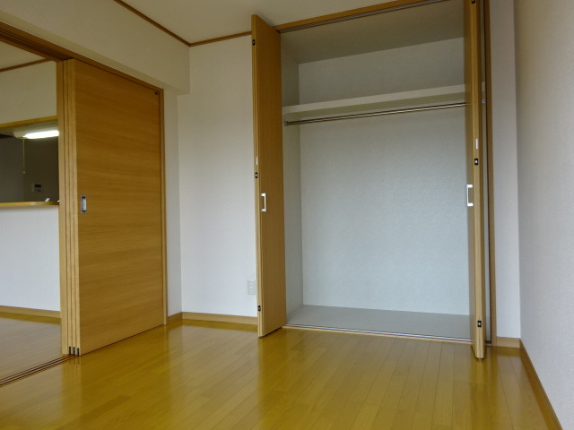 ユーミー川辺の洋室