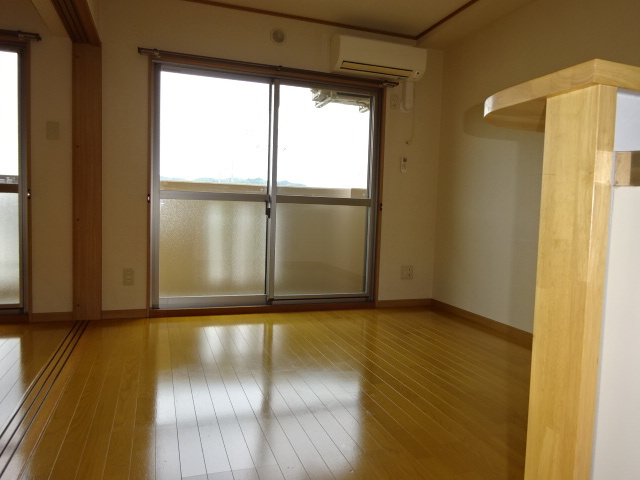 ユーミー川辺の居間・リビング