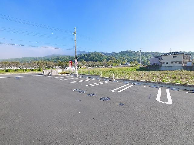 リバーサイド　インフィニティⅡの駐車場|車をお持ちの方に嬉しい駐車場付きの物件です