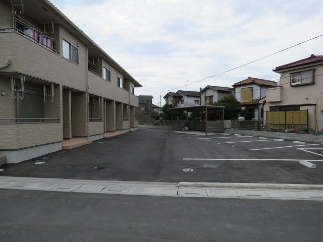 ラルーチェの駐車場