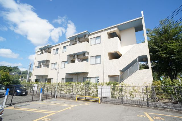 アザリア山本駅前の外観