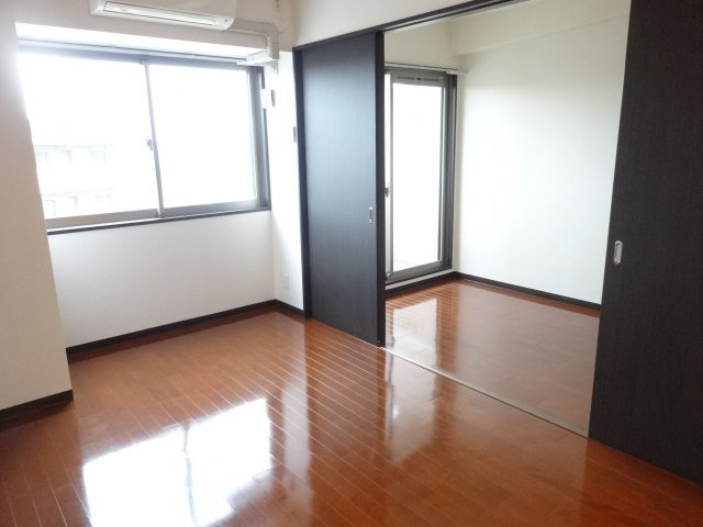 アザリア山本駅前の居間・リビング