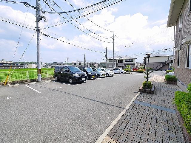 ロハス平城　Ａ棟の駐車場|駐車場があるので、車を買う予定の方も安心です