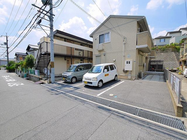 フローラ飛鳥の駐車場