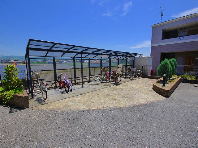 メゾンプレミール　Ａ棟のその他共用部分|ゆったりとした駐輪スペース。