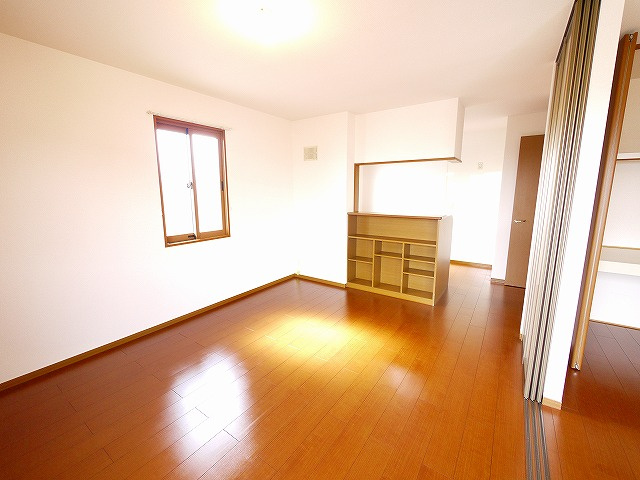 メゾンプレミール　Ａ棟の居間・リビング|ゆったりとしたリビングです