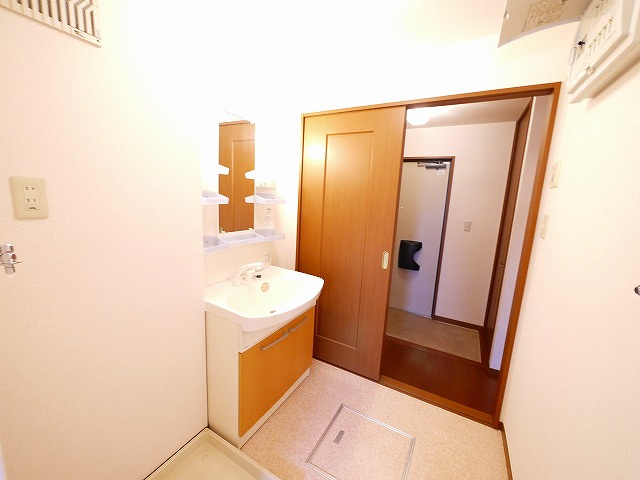 メゾンプレミール　Ａ棟の洗面所|ゆったりとスペースのある洗面所