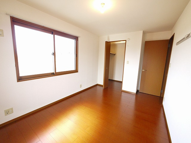 メゾンプレミール　Ａ棟の寝室|明るい洋室です。