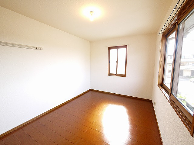 メゾンプレミール　Ａ棟の洋室|明るい洋室です