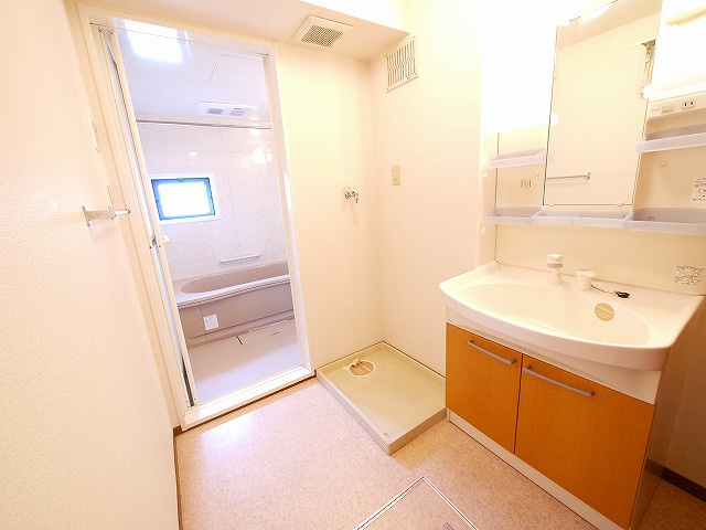 メゾンプレミール　Ａ棟の洗面所|広い洗面スペース