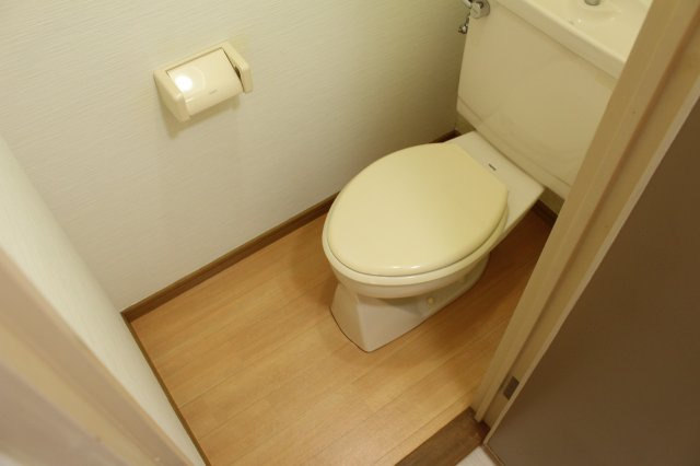 ファミール中村のトイレ|※別室の写真です。