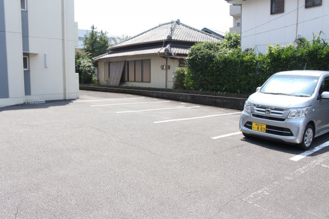 ファミール中村の駐車場