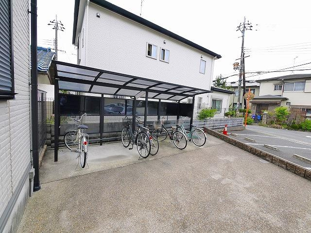 ピノヴェルデのその他共用部分|屋根付きの駐輪場です
