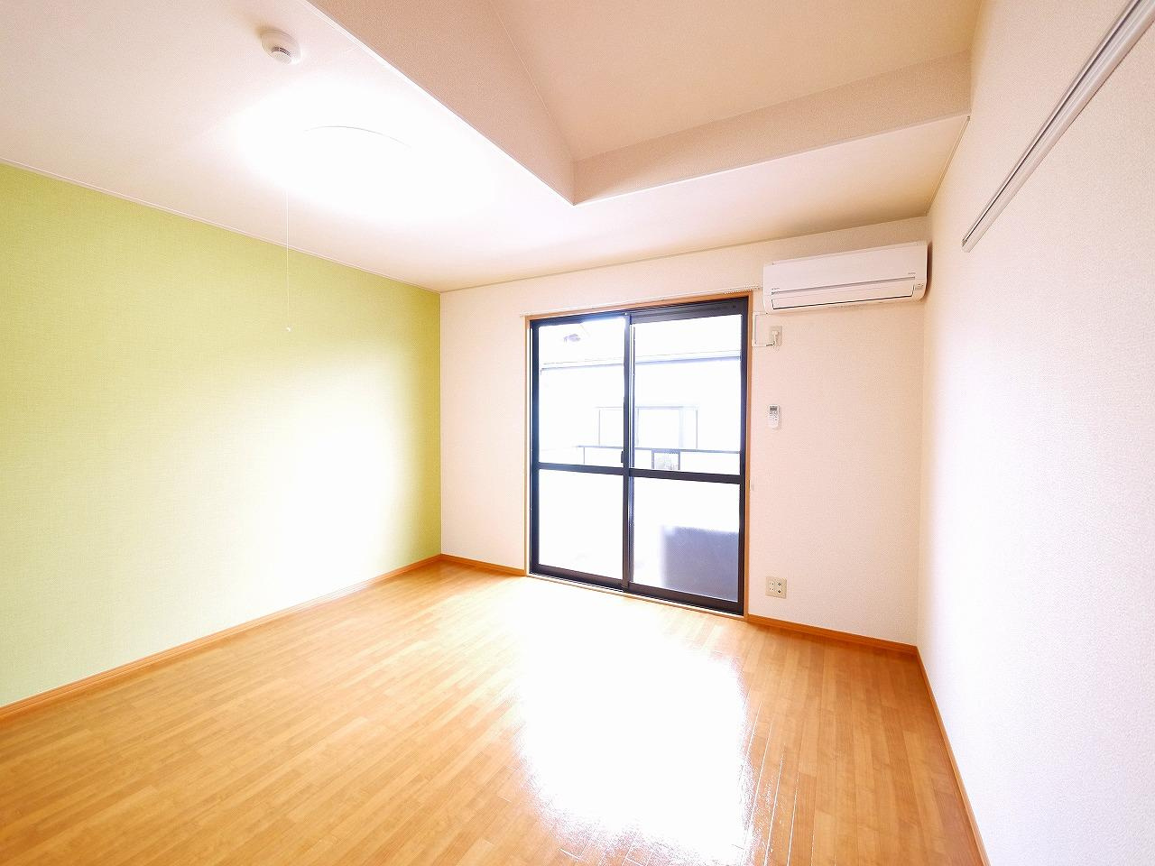 ピノヴェルデの寝室|広くて明るい寝室
