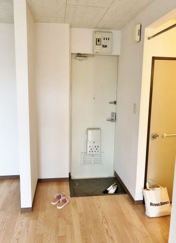 グローバルハイツの玄関