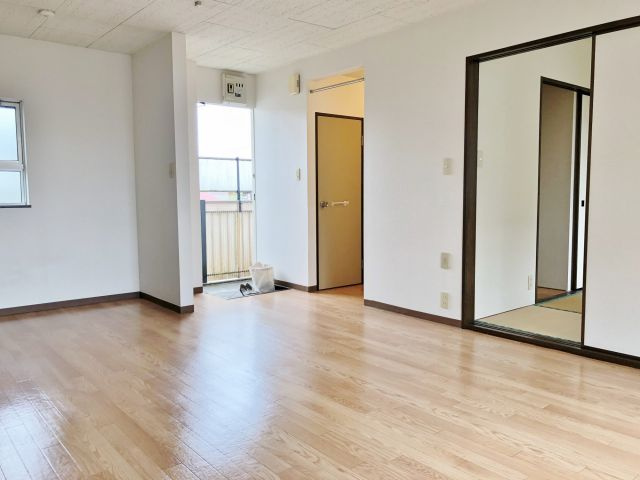 グローバルハイツの居間・リビング