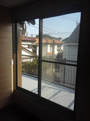 【展望】 | 立川幸町6丁目貸家 | 2階洋室のバルコニー側窓から外を見た写真