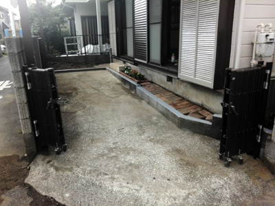 【駐車場】 | 立川幸町6丁目貸家 | 駐車場スペース右側花壇のところでは幅が197センチです。ドアが開いた場合当たらないようにしております。