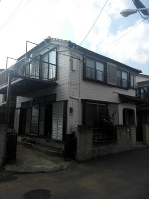 【外観】 | 立川幸町6丁目貸家 | 2階建て　駐車スペースには　2階のバルコニーの屋根がついています。