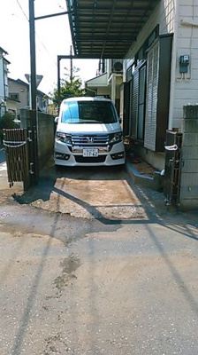 【駐車場】 | 立川幸町6丁目貸家 | 車スペースに大型車を置いてみた写真　ハイルーフの大きな車も大丈夫