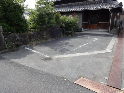 【駐車場】 | 松岡邸 | 駐車スペースは２～３台可！