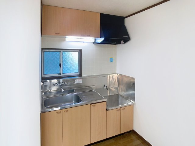 レジデンスアリーイコのキッチン|コンパクトなキッチンで掃除もラクラク