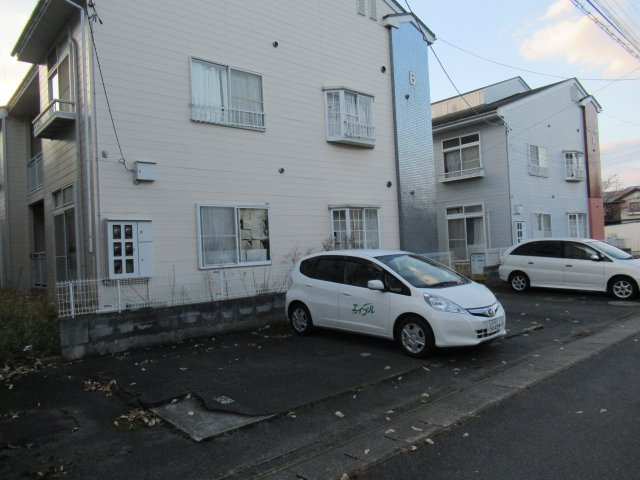 レジデンスベルツリーBの駐車場