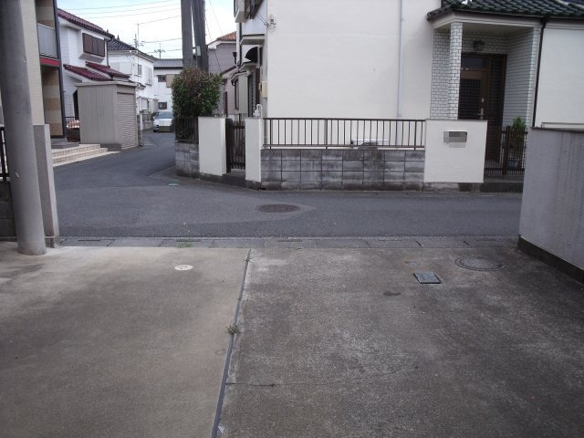 鴻巣市人形１丁目の中古一戸建の駐車場|駐車スペースからみた道路の写真です。