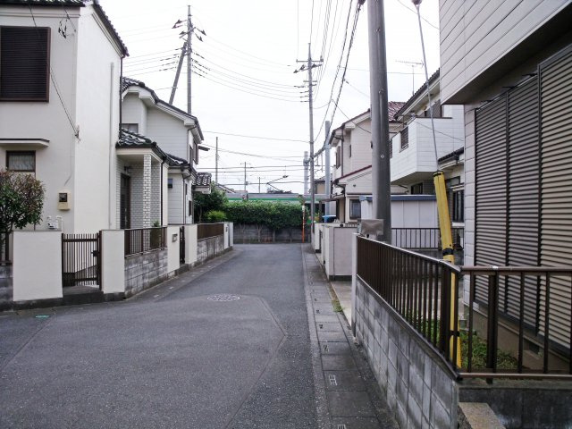 鴻巣市人形１丁目の中古一戸建の前面道路含む現地写真|前面道路の写真です。右側が物件です。