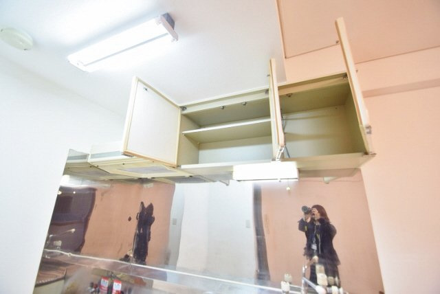 プラーティット本中山のキッチン|上部に棚あります