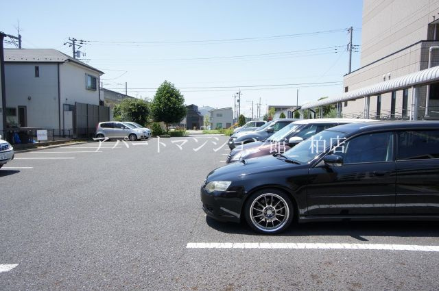 リバパレスおおたかの森の駐車場