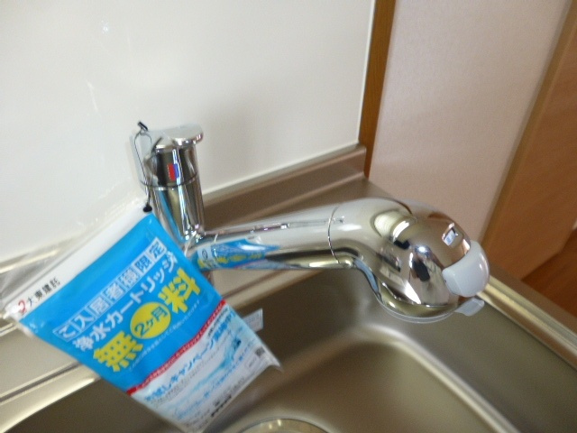ニューシティヒラタＢのキッチン|浄水器付き蛇口