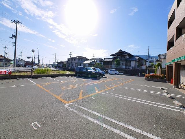 グランレーヴ東生駒の駐車場|車をお持ちの方に嬉しい駐車場付きの物件です