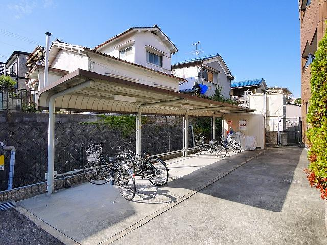 グランレーヴ東生駒のその他共用部分|屋根付きの駐輪場あり