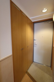 【玄関】 | ヴィラマール新寺 | 洗濯機置き場扉とシューズボックス