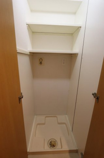【設備】 | ヴィラマール新寺 | 洗濯機置き場は扉で隠せます。上部に棚もあるので洗剤置き場にも困りません。