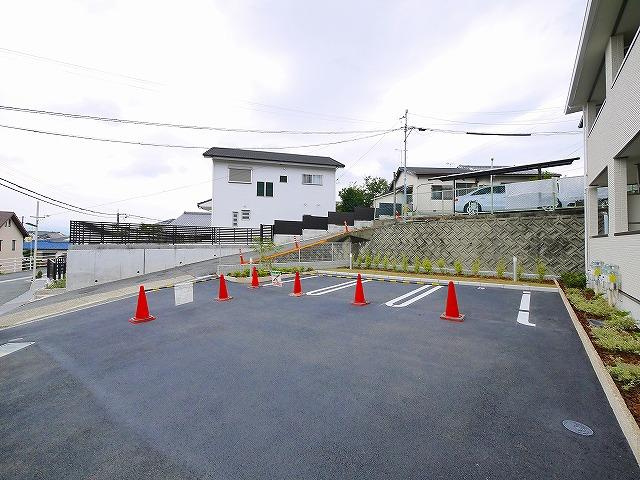 グリュックの駐車場|駐車場があるので、車を買う予定の方も安心です