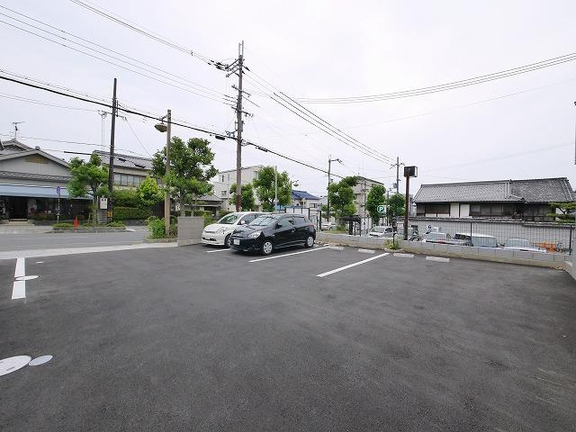 ローレル奈良町の駐車場|車をお持ちの方に嬉しい駐車場付きの物件です