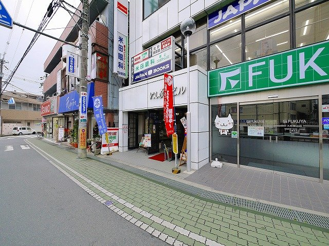にし茂とビルのエントランス