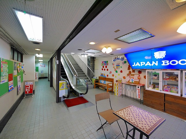 にし茂とビルのエントランス