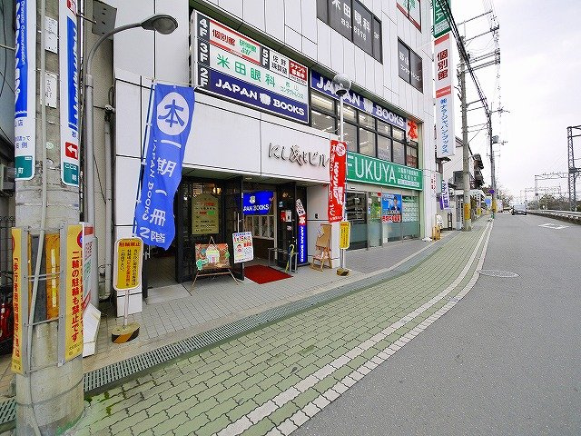 にし茂とビルのエントランス