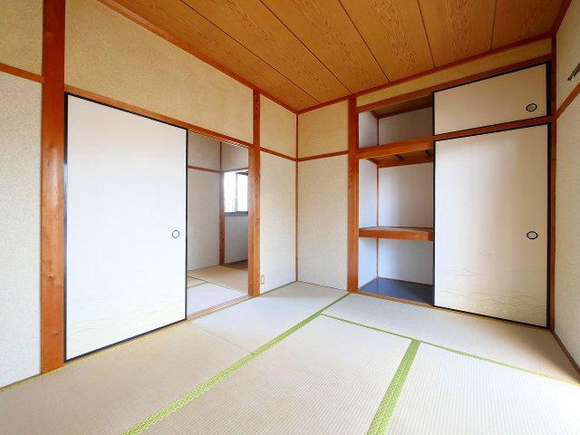 大西勉貸家（大安寺一丁目）の寝室|広くて明るい寝室